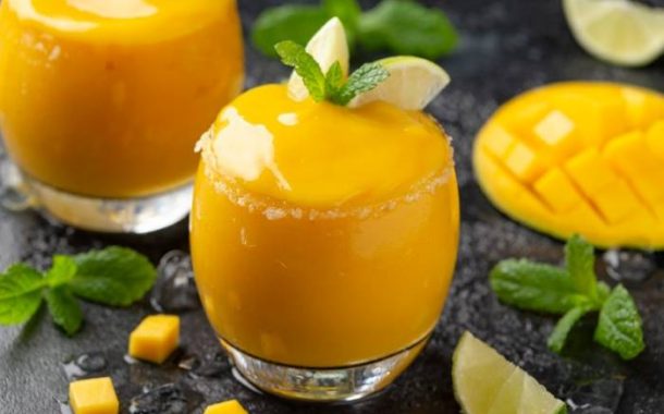 سموثى المانجو والأناناس والريحان