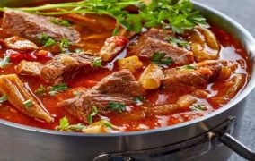 طاجن بامية باللحمة الضانى