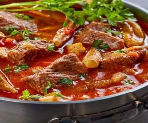 طاجن بامية باللحمة الضانى