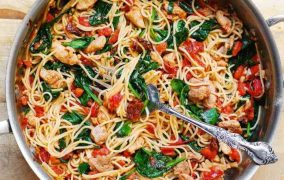 معكرونة سباغيتي بالسبانخ والدجاج