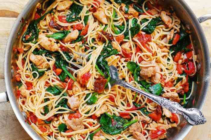 معكرونة سباغيتي بالسبانخ والدجاج