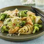 مكرونة بالدجاج والبروكلي مكرونة بالدجاج والبروكلي