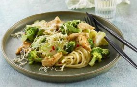 مكرونة بالدجاج والبروكلي