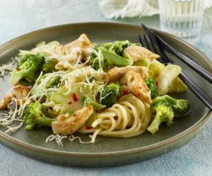 مكرونة بالدجاج والبروكلي