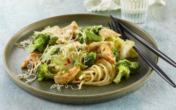 مكرونة بالدجاج والبروكلي