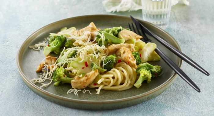 مكرونة بالدجاج والبروكلي